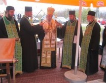 ОСВЕШТАНИ ТЕМЕЉИ ЦРКВЕ У ВЕЛЕРЕЧИ