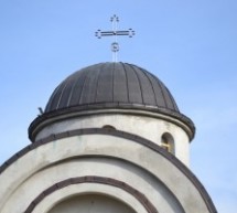 ОСВЕЋЕН И ПОДИГНУТ КРСТ НА ЦРКВИ У РАКОВИ