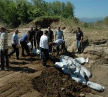 ČAČANSKI POLICAJCI POMAŽU U SANACIJI POPLAVLJENIH TERENA