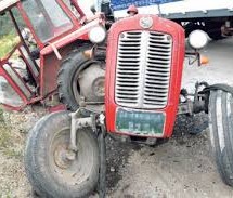 ПОГИНУО ТРАКТОРИСТА НА ПУТУ ЗА ПРАЊАНЕ