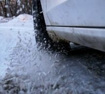 AUTO-MOTO SAVEZ SRBIJE UPOZORAVA VOZAČE DA ZBOG LEDENE KIŠE VOZE OPREZNO
